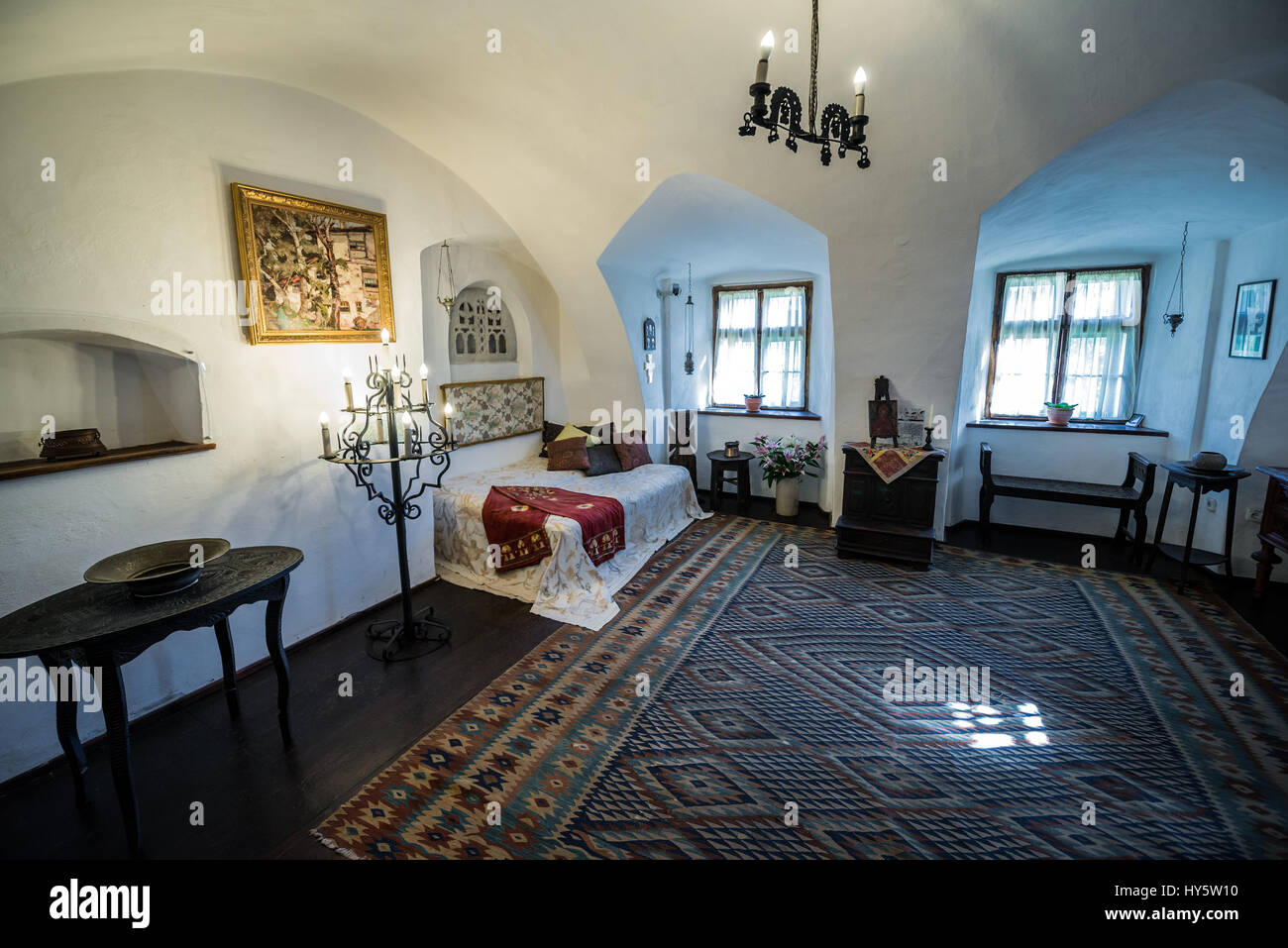 Una delle camere da letto a castello di Bran nei pressi di crusca, Romania, così chiamato 'Dracula Castello dell', casa di carattere del titolo in Bram Stoker's 'Dracula" nuovo Foto Stock