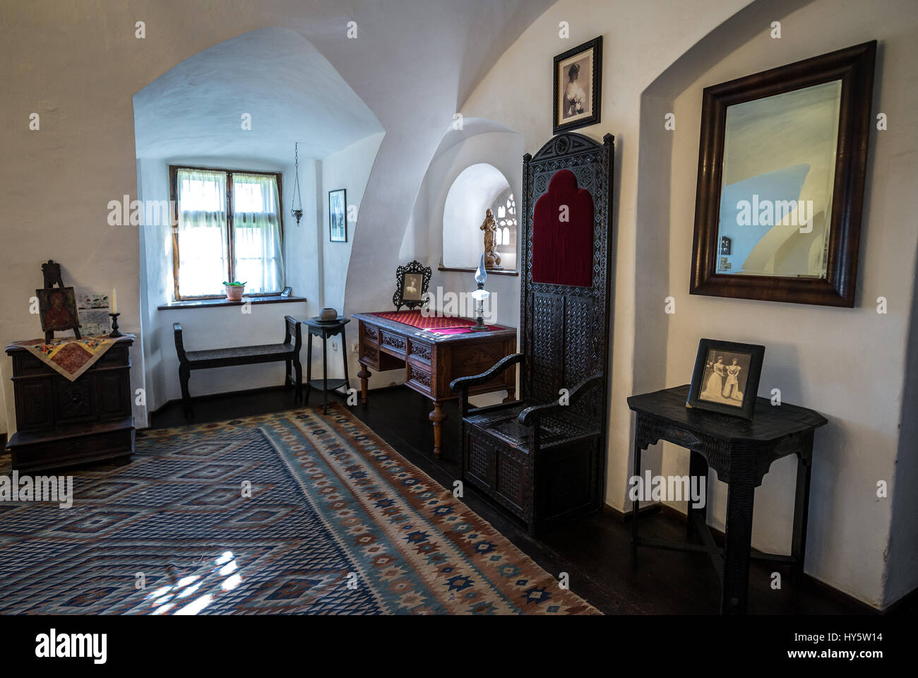 Una delle camere da letto a castello di Bran nei pressi di crusca, Romania, così chiamato 'Dracula Castello dell', casa di carattere del titolo in Bram Stoker's 'Dracula" nuovo Foto Stock