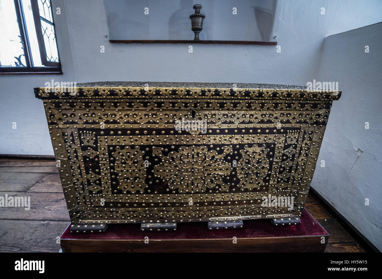 Vecchio petto decorato nel Castello di Bran nei pressi di crusca, Romania, così chiamato 'Dracula Castello dell', casa di carattere del titolo in Bram Stoker's 'Dracula" nuovo Foto Stock