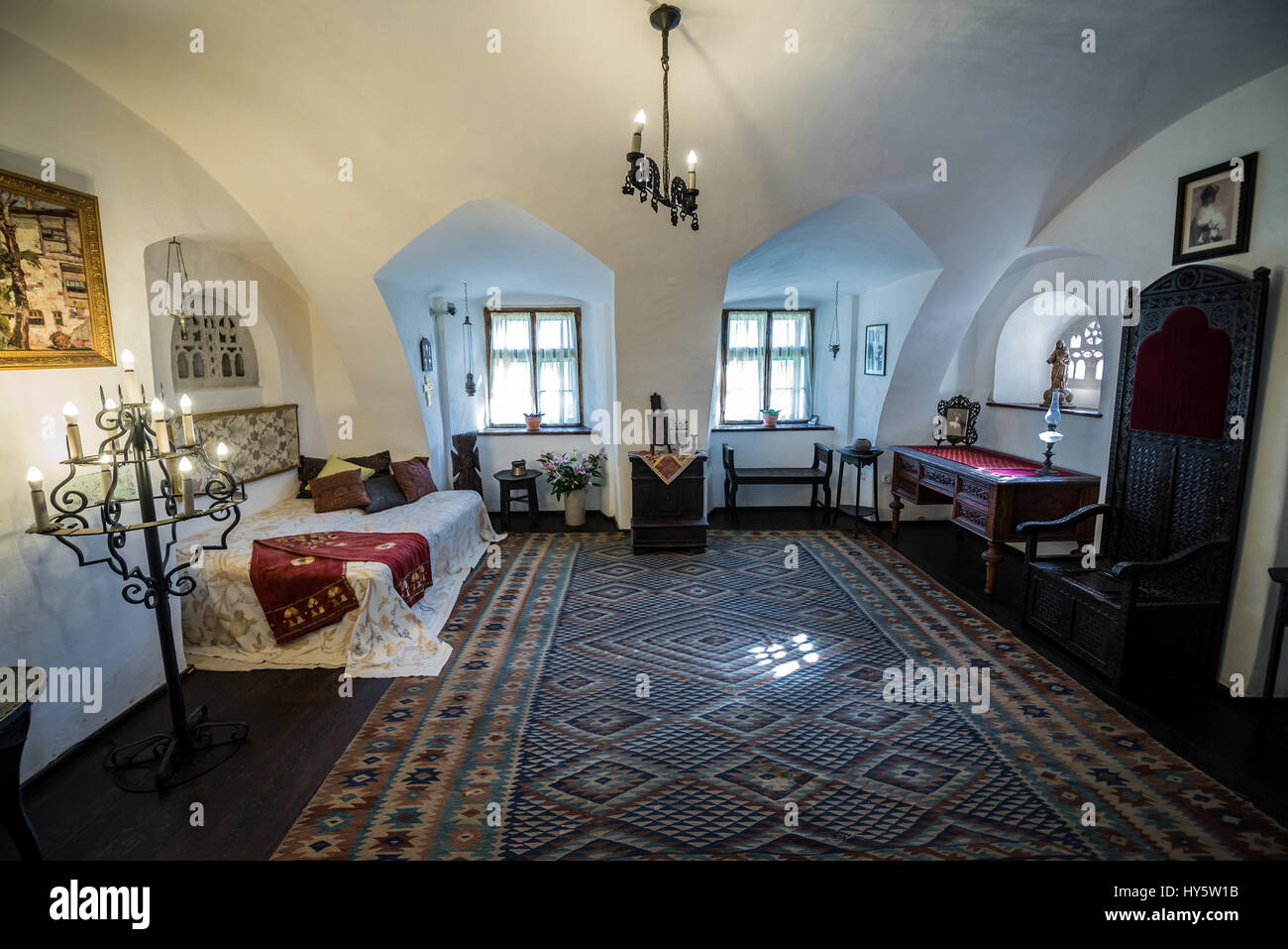 Una delle camere da letto a castello di Bran nei pressi di crusca, Romania, così chiamato 'Dracula Castello dell', casa di carattere del titolo in Bram Stoker's 'Dracula" nuovo Foto Stock