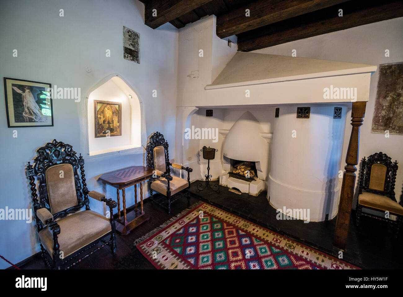 Ampio salone con camino nel Castello di Bran, Romania, così chiamato 'Dracula Castello dell', casa di carattere del titolo in Bram Stoker's 'Dracula" nuovo Foto Stock