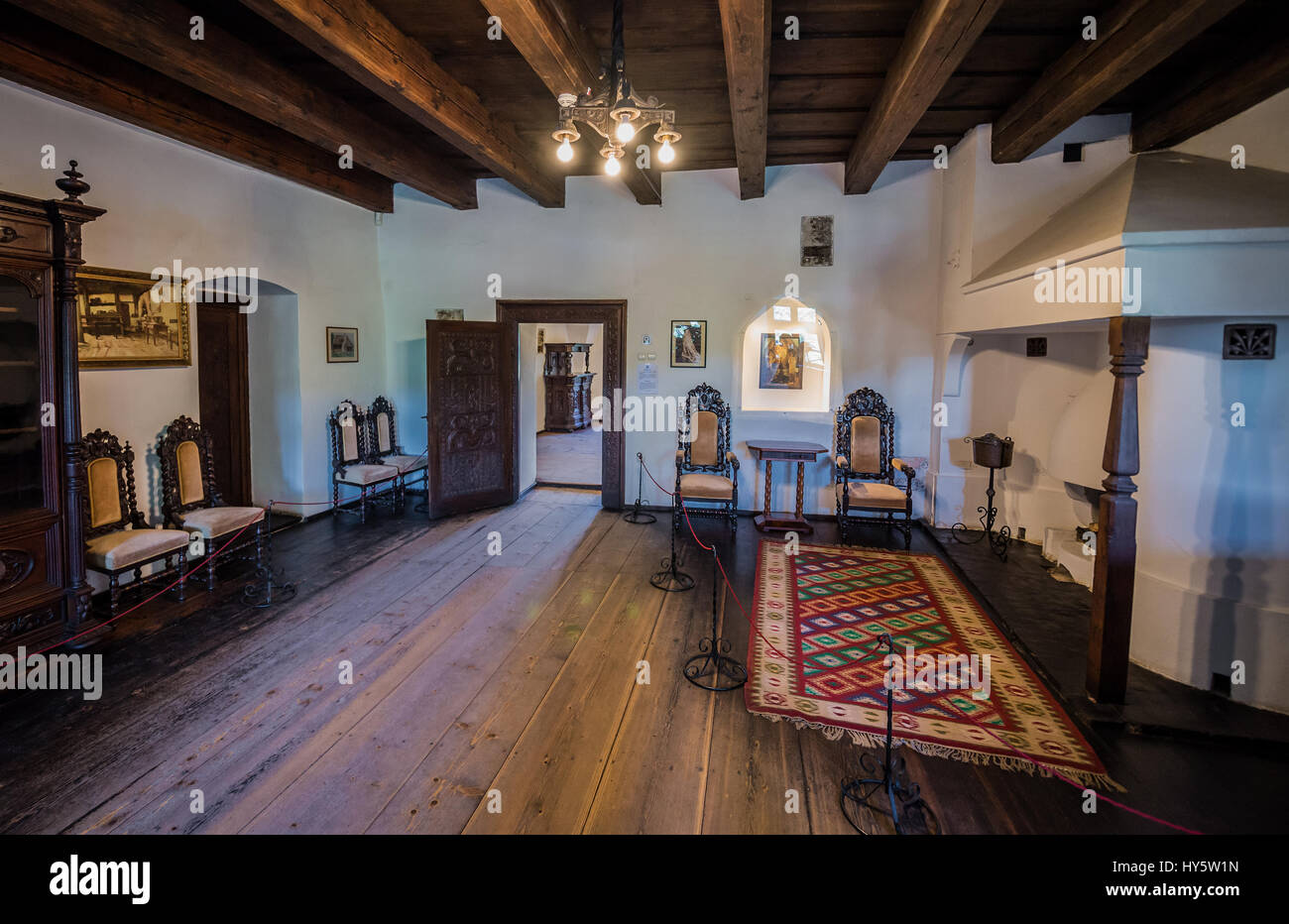 Ampio salone con camino nel Castello di Bran, Romania, così chiamato 'Dracula Castello dell', casa di carattere del titolo in Bram Stoker's 'Dracula" nuovo Foto Stock