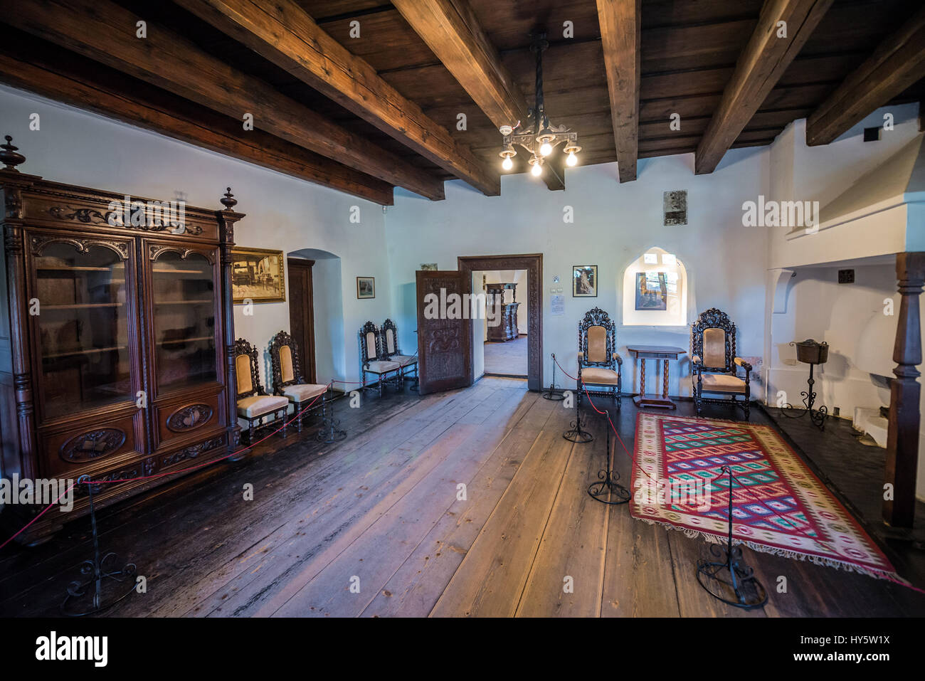 Ampio salone con camino nel Castello di Bran, Romania, così chiamato 'Dracula Castello dell', casa di carattere del titolo in Bram Stoker's 'Dracula" nuovo Foto Stock
