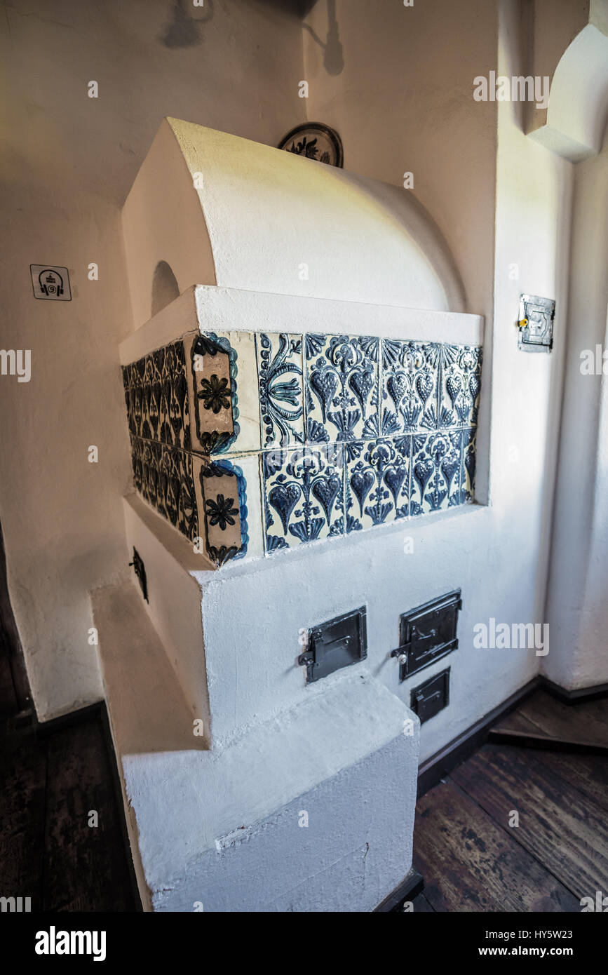 Stufa di maiolica in sala musica e biblioteca del castello di Bran, Romania, così chiamato 'Dracula Castello dell', casa di carattere del titolo in Bram Stoker's 'Dracula" nuovo Foto Stock