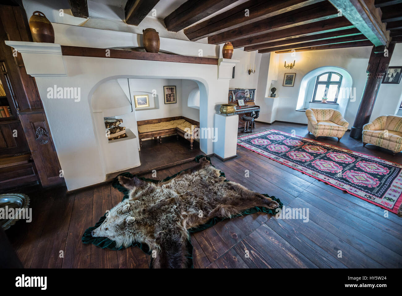 Il camino in biblioteca e sala musica nel Castello di Bran, Romania chiamato 'Dracula Castello dell', casa di carattere del titolo in Bram Stoker's 'Dracula" nuovo Foto Stock