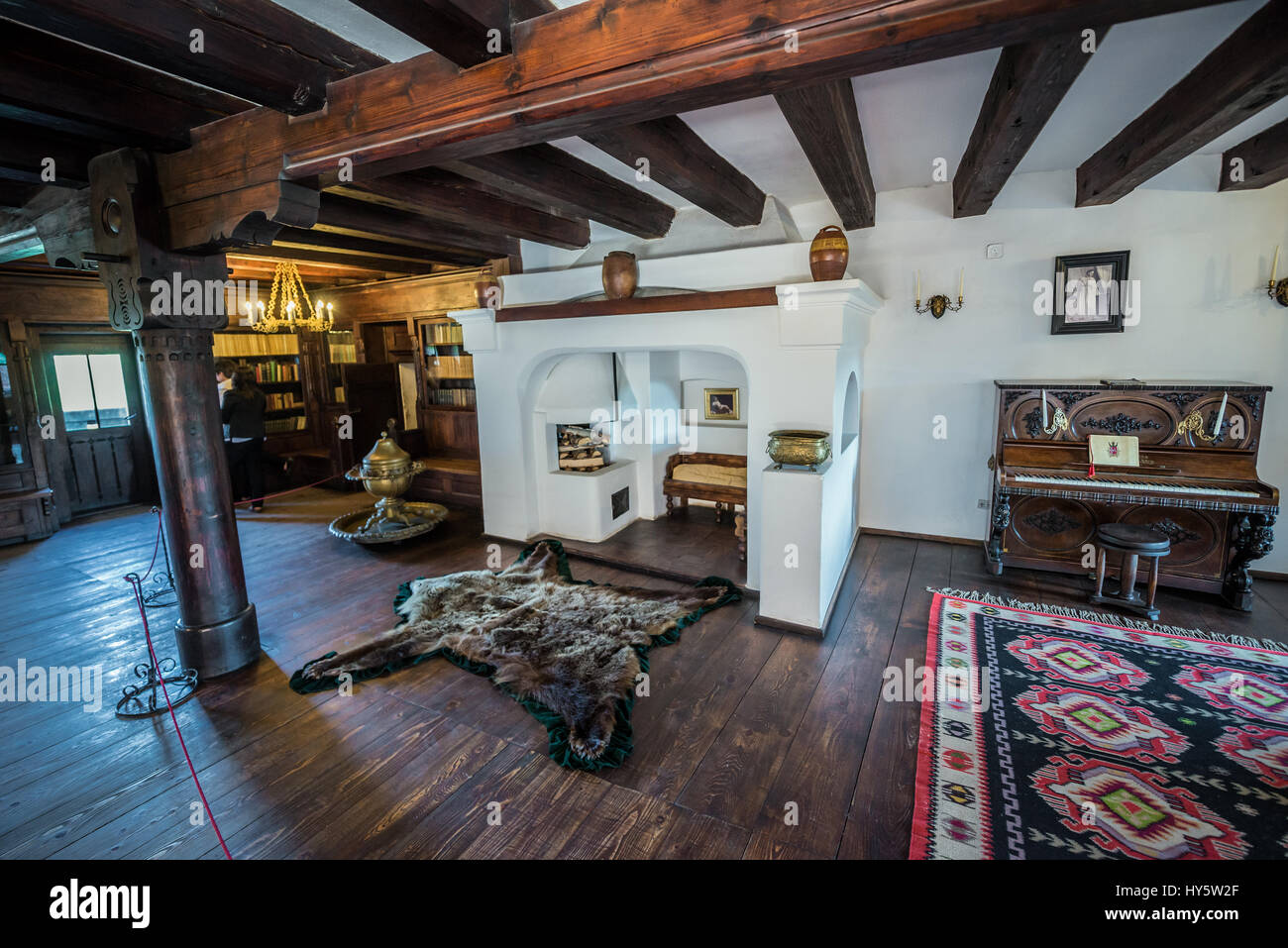 Biblioteca e sala musica nel Castello di Bran, Romania, così chiamato 'Dracula Castello dell', casa di carattere del titolo in Bram Stoker's 'Dracula" nuovo Foto Stock