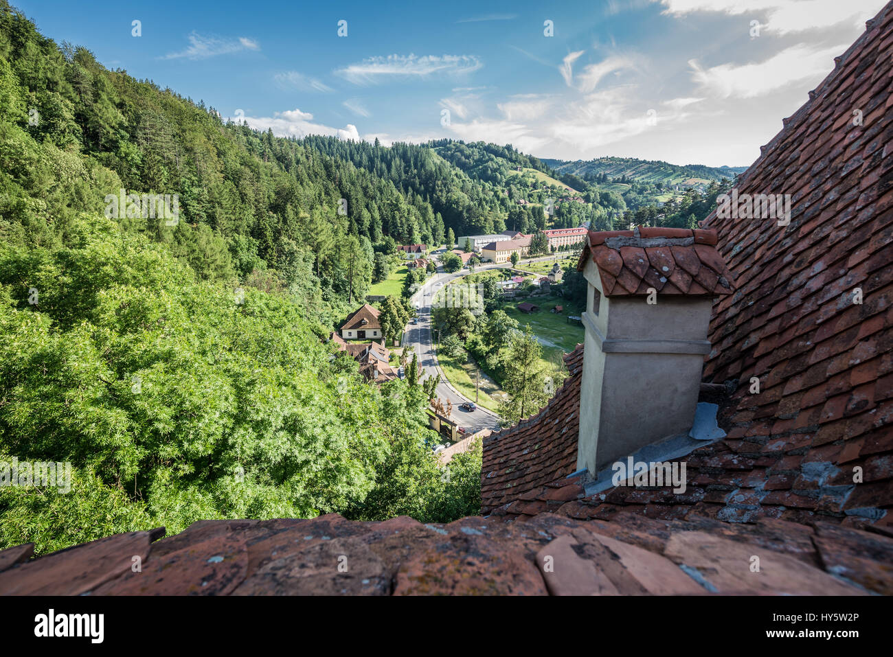 La vista dal balcone al primo piano del Castello di Bran nei pressi di crusca, Romania chiamato 'Dracula Castello dell', casa di carattere del titolo in Bram Stoker's 'Dracula" nuovo Foto Stock