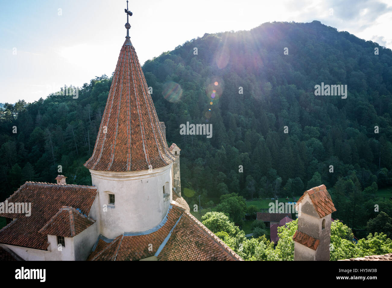 La vista dal balcone al primo piano del Castello di Bran nei pressi di crusca, Romania chiamato 'Dracula Castello dell', casa di carattere del titolo in Bram Stoker's 'Dracula" nuovo Foto Stock