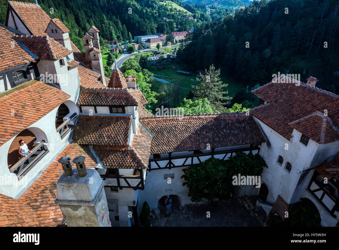 La vista dal balcone al primo piano del Castello di Bran nei pressi di crusca, Romania chiamato 'Dracula Castello dell', casa di carattere del titolo in Bram Stoker's 'Dracula" nuovo Foto Stock