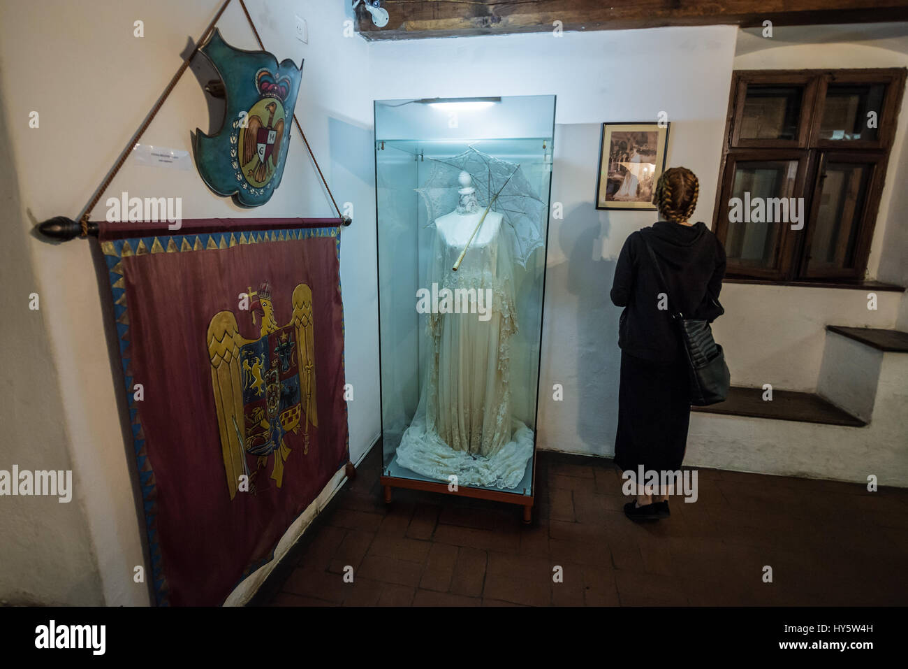 Display con abito bianco nel Castello di Bran nei pressi di crusca, Romania, così chiamato 'Dracula Castello dell', casa di carattere del titolo in Bram Stoker's 'Dracula" nuovo Foto Stock