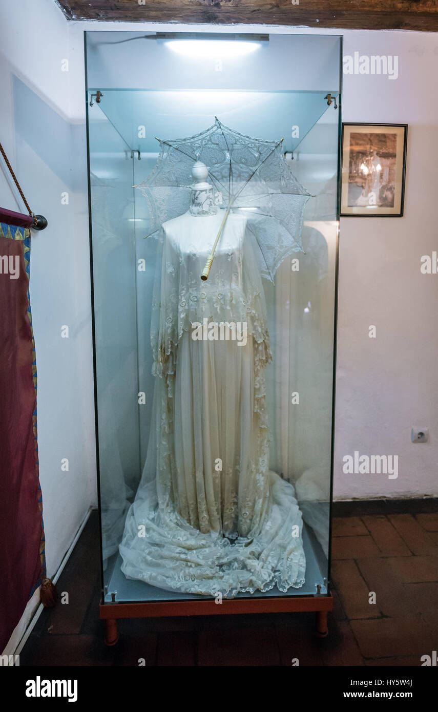Display con abito bianco nel Castello di Bran nei pressi di crusca, Romania, così chiamato 'Dracula Castello dell', casa di carattere del titolo in Bram Stoker's 'Dracula" nuovo Foto Stock