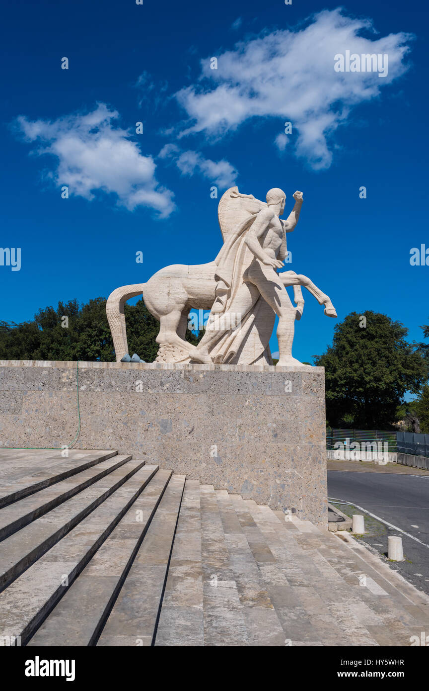 Roma, Italia - Il 'Palazzo della Civiltà Italiana' nel quartiere EUR, noto anche come Colosseo Quadrato, è l'icona Nuova costruzione di architettura classica Foto Stock