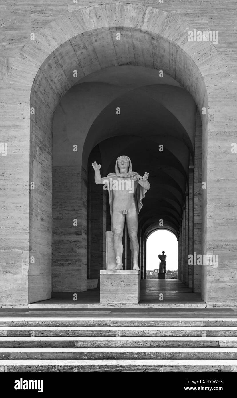 Roma, Italia - Il 'Palazzo della Civiltà Italiana' nel quartiere EUR, noto anche come Colosseo Quadrato, è l'icona Nuova costruzione di architettura classica Foto Stock