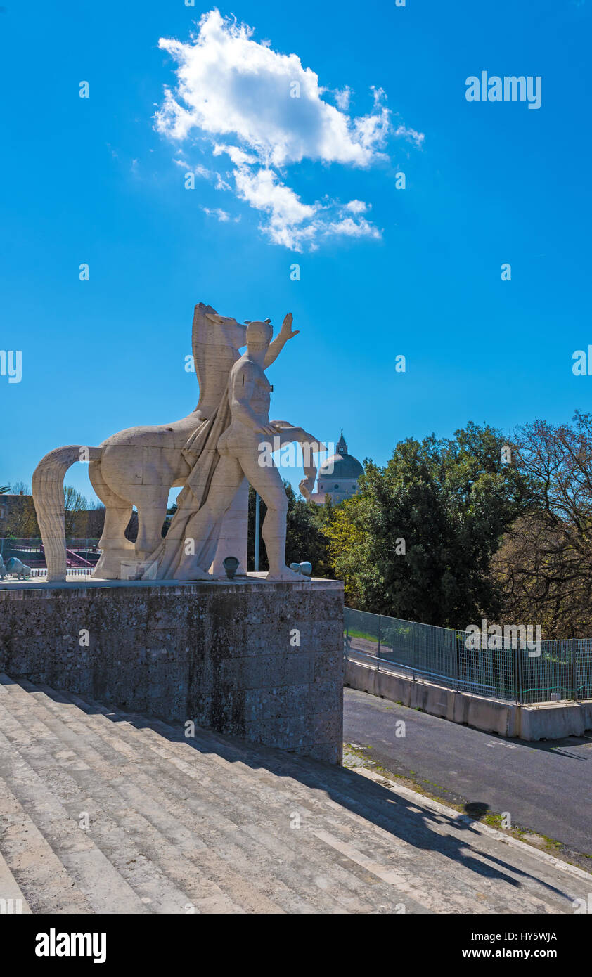 Roma, Italia - Il 'Palazzo della Civiltà Italiana' nel quartiere EUR, noto anche come Colosseo Quadrato, è l'icona Nuova costruzione di classico e un fascista Foto Stock