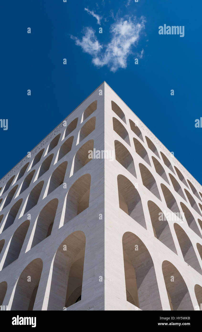 Roma, Italia - Il 'Palazzo della Civiltà Italiana' nel quartiere EUR, noto anche come Colosseo Quadrato, è l'icona Nuova costruzione di classico e un fascista Foto Stock
