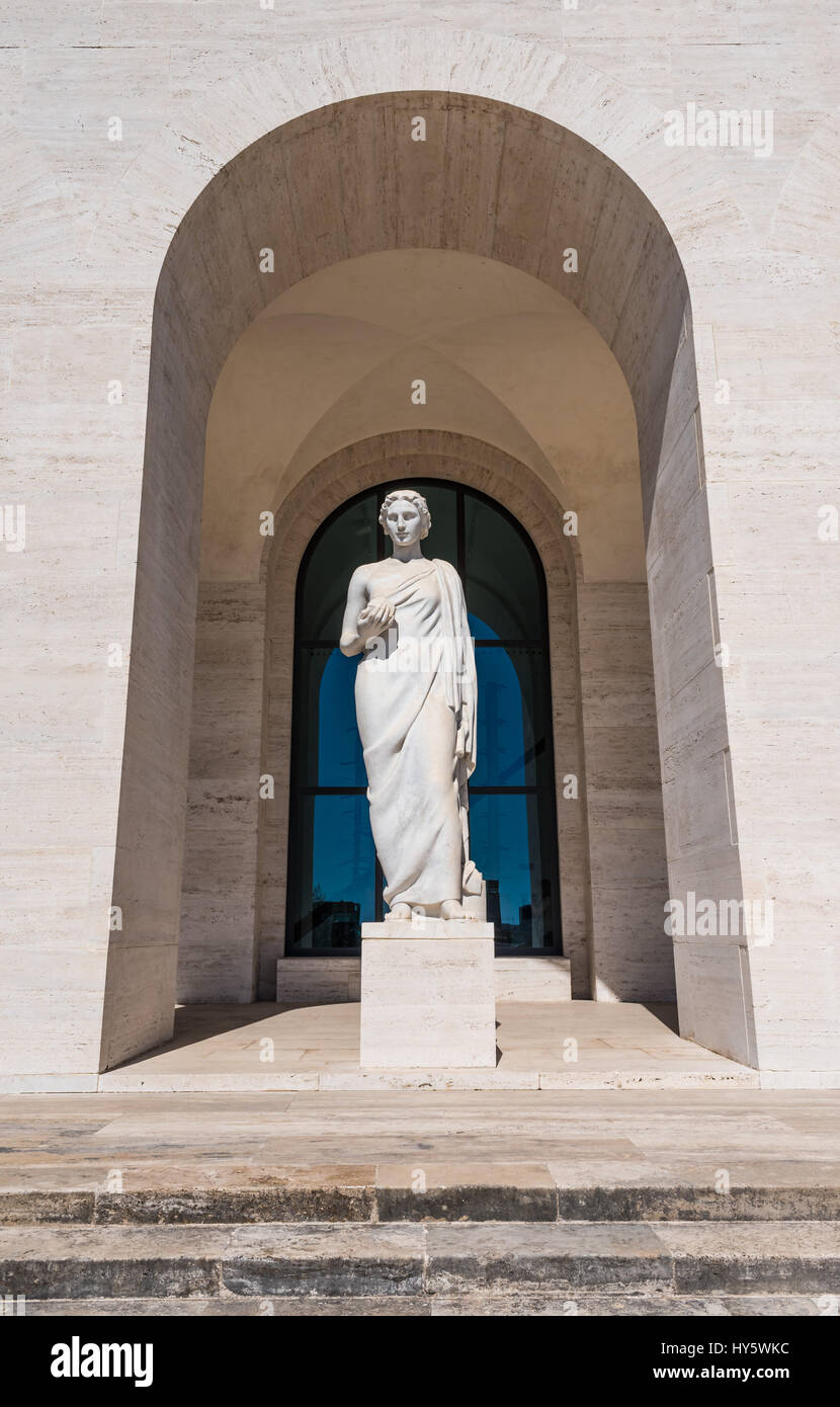 Roma, Italia - Il 'Palazzo della Civiltà Italiana' nel quartiere EUR, noto anche come Colosseo Quadrato, è l'icona Nuova costruzione di classico e un fascista Foto Stock
