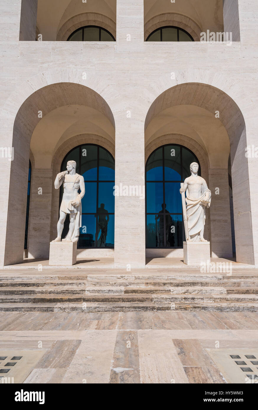 Roma, Italia - Il 'Palazzo della Civiltà Italiana' nel quartiere EUR, noto anche come Colosseo Quadrato, è l'icona Nuova costruzione di classico e un fascista Foto Stock