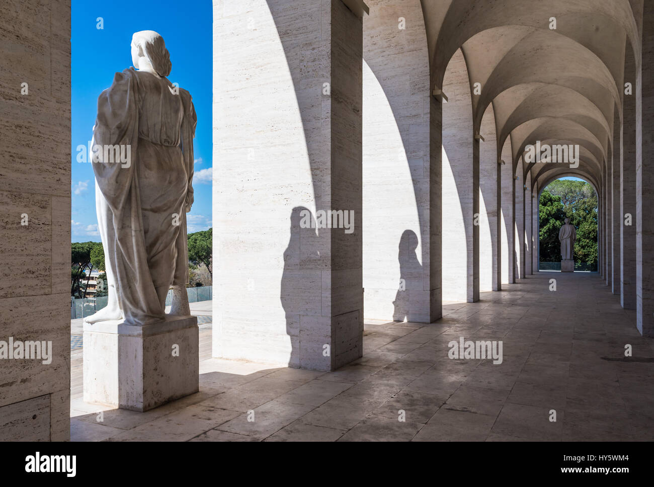 Roma, Italia - Il 'Palazzo della Civiltà Italiana' nel quartiere EUR, noto anche come Colosseo Quadrato, è l'icona Nuova costruzione di classico e un fascista Foto Stock