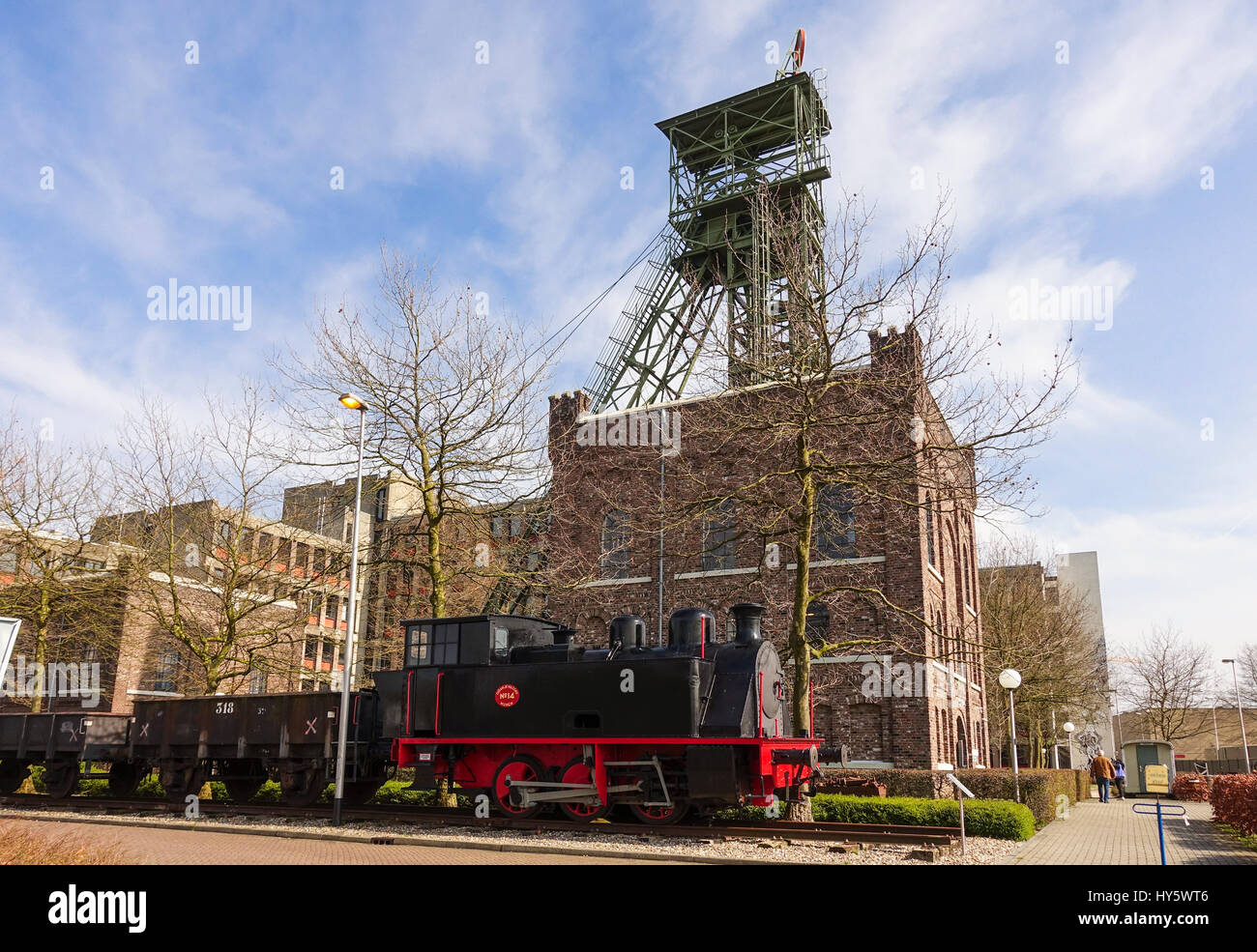 Vintage vecchia locomotiva a vapore nella parte anteriore del Coal Mining Museum, albero della miniera, avvolgitore house, Pit, Heerlen, Limburgo, Paesi Bassi. Foto Stock