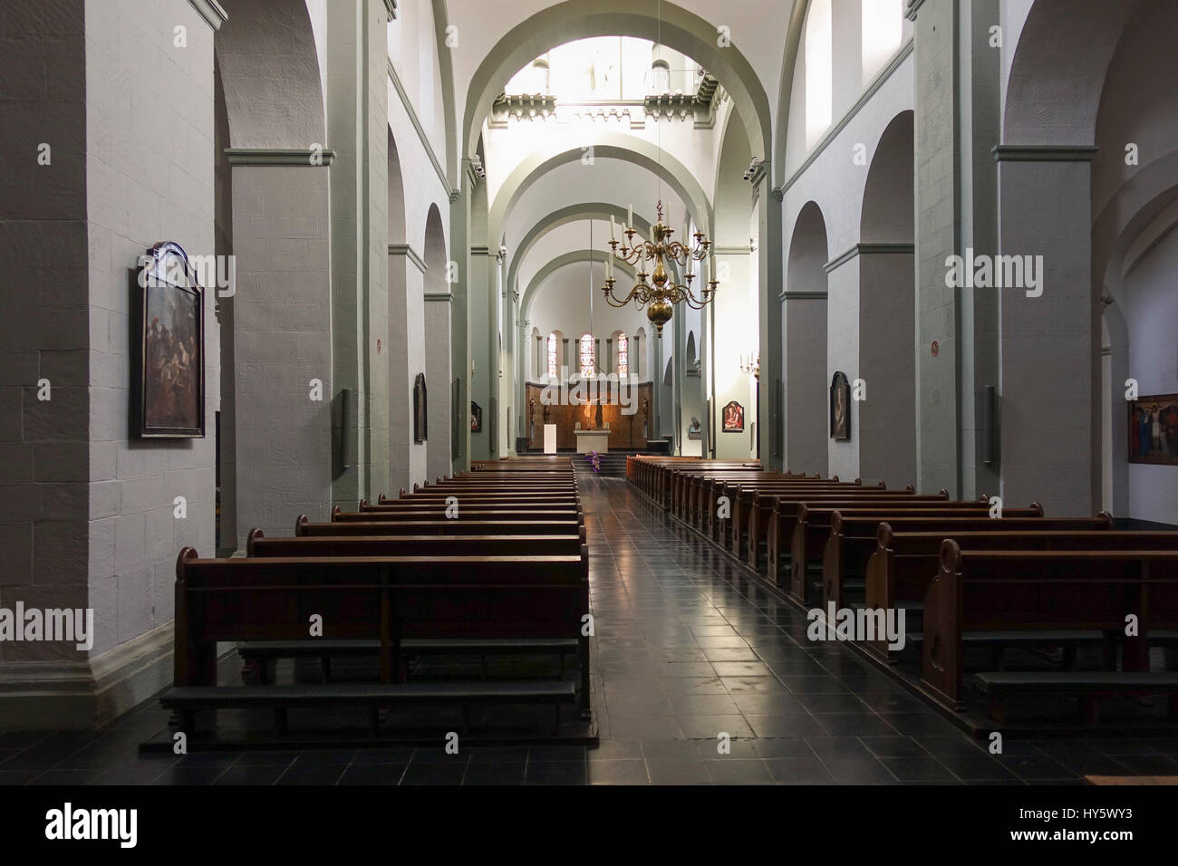 Interno del Pancratiuskerk, San Pancrazio Chiesa, la chiesa cattolica romana a Heerlen, Limburgo, Paesi Bassi. Foto Stock