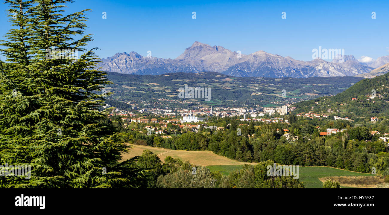 Le Hautes Alpes città di Gap in estate. Panoramica. A sud delle Alpi Francesi, Francia Foto Stock