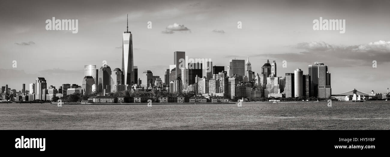 La parte inferiore di Manhattan con il quartiere finanziario di grattacieli e Ellis Island. Vista panoramica della città di New York. Bianco & nero Foto Stock