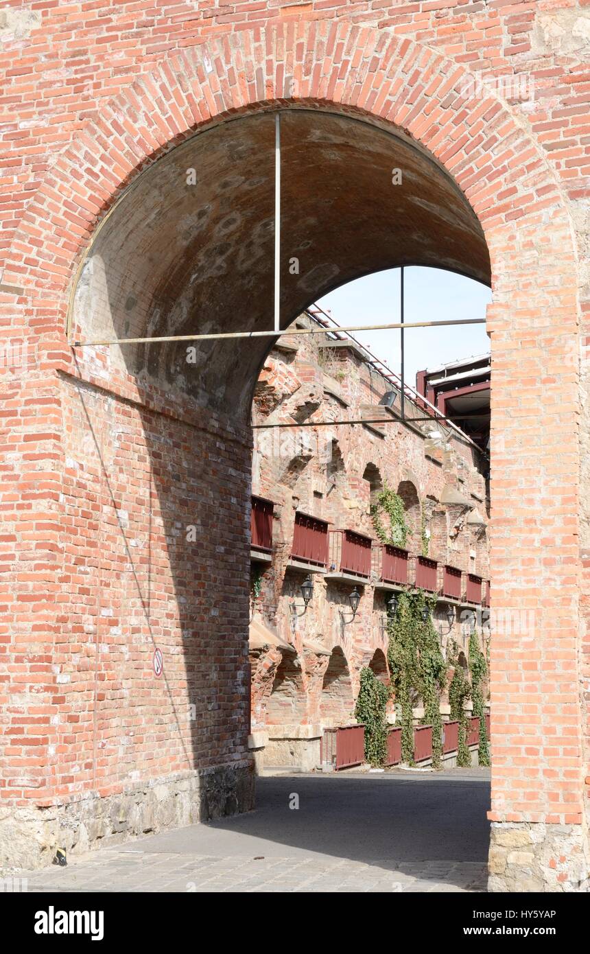 Ingresso di arco in mattoni nella casemate presso la collina Schlossberg in Graz, la capitale dello stato federale della Stiria, Austria. Foto Stock