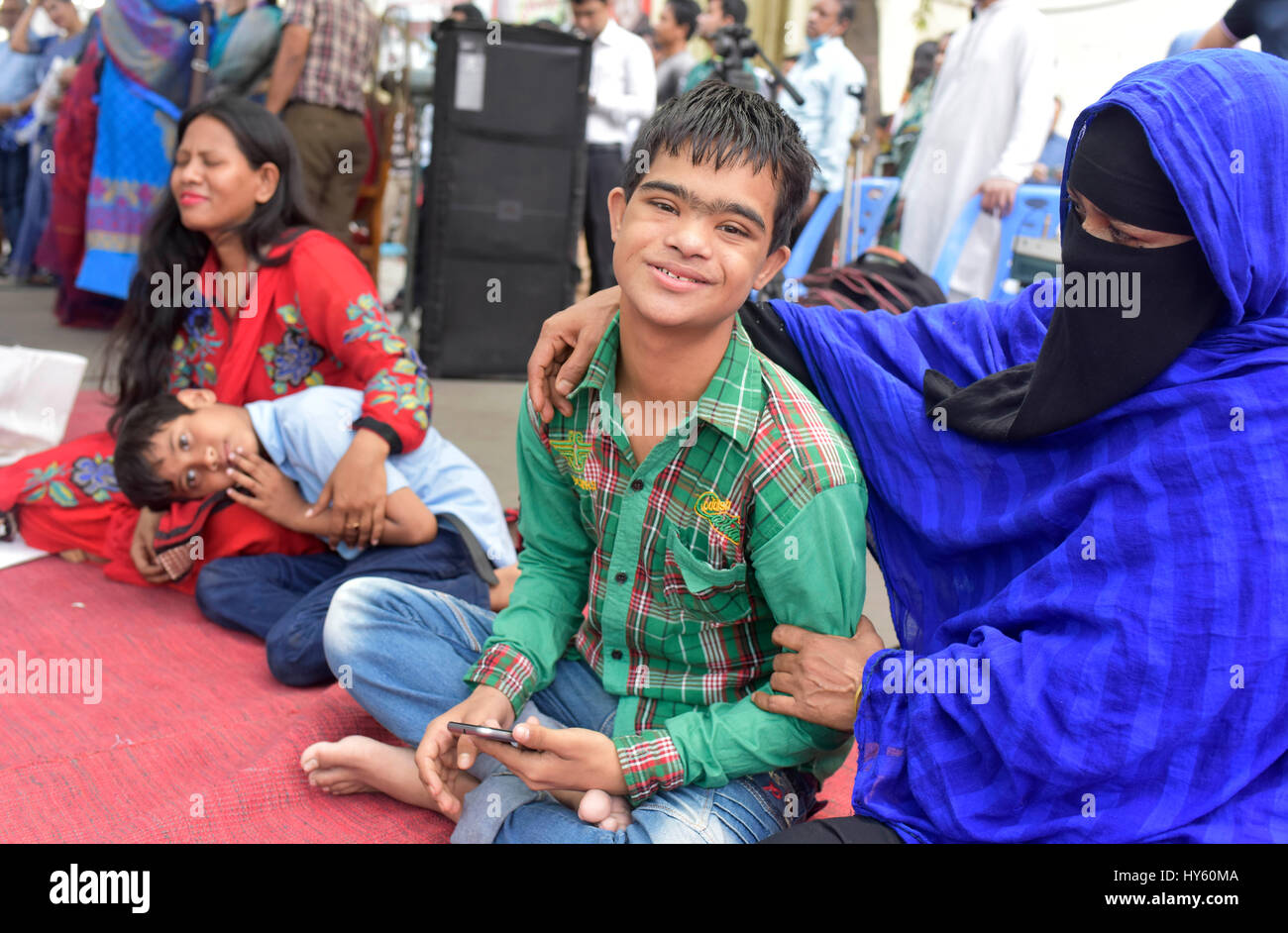 Dacca in Bangladesh - Aprile 01, 2017: bangladese bambini autistici sedersi con i loro genitori come sono venuti per partecipare a un'arte camp il giorno del mondo autismo Foto Stock