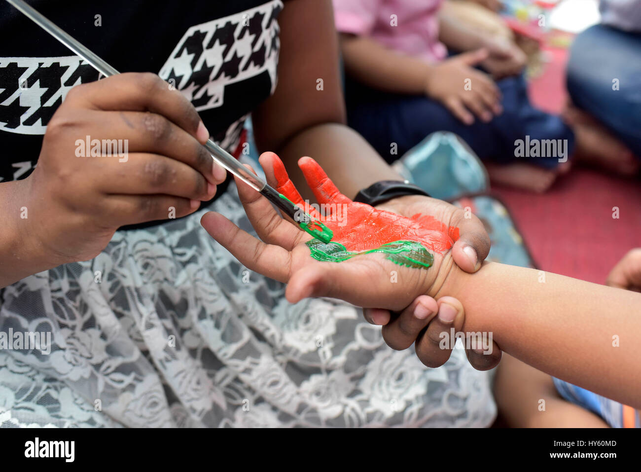 Dacca in Bangladesh - Aprile 01, 2017: bangladese bambino autistico vernici come frequenta un arte camp il giorno del mondo autismo Giornata di sensibilizzazione a Dhaka, Ban Foto Stock