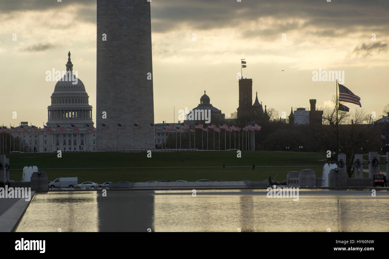 Washington DC sillouetted punti di riferimento all'inizio. La luce del mattino. Da sinistra, U.S. Capitol, Washington Monumenbt, la Biblioteca del Congresso, lo Smithsonian Castle, WW Foto Stock