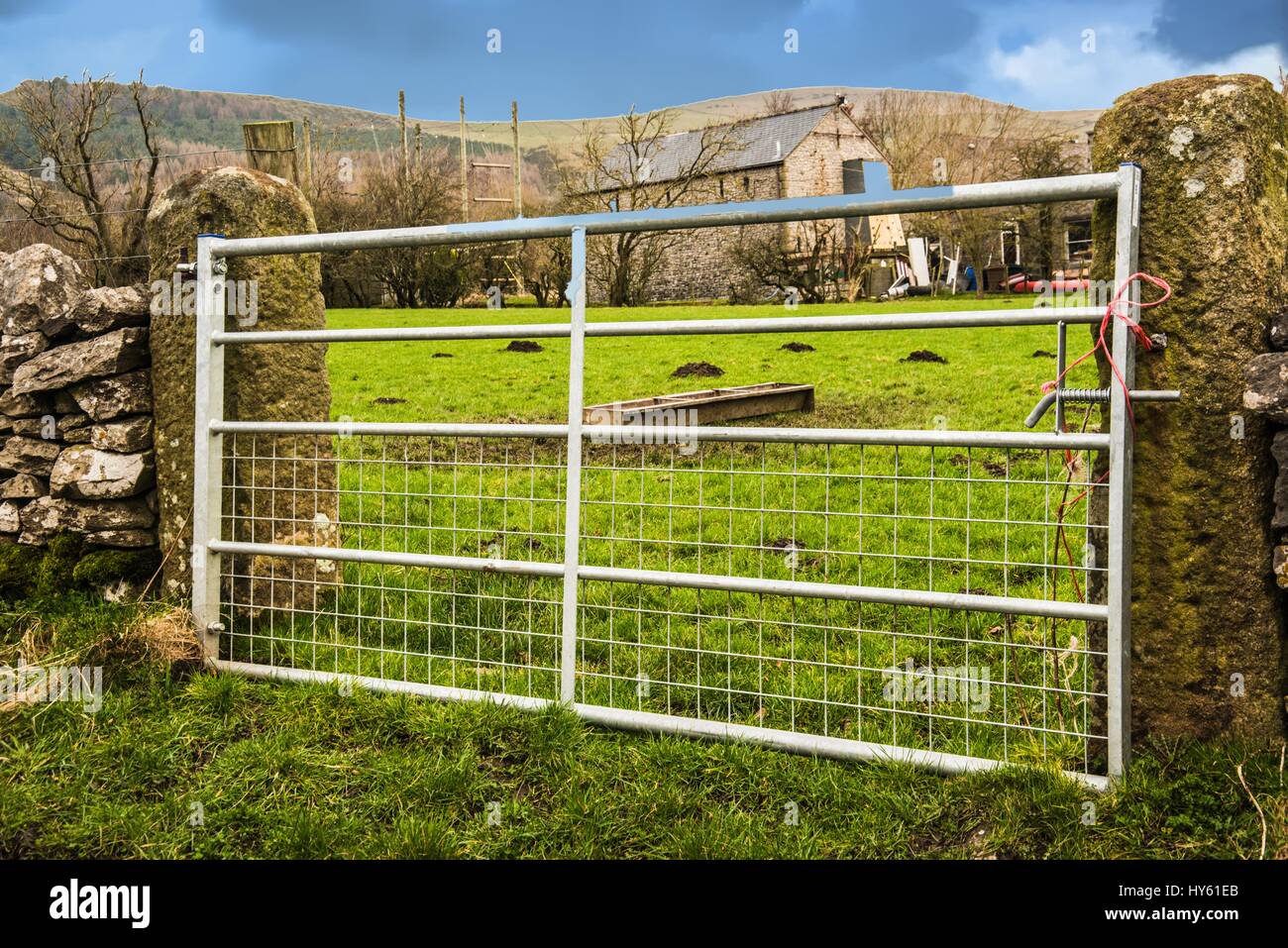 I terreni agricoli Derbyshire oltre i cinque bar porta a campi Ray Boswell Foto Stock