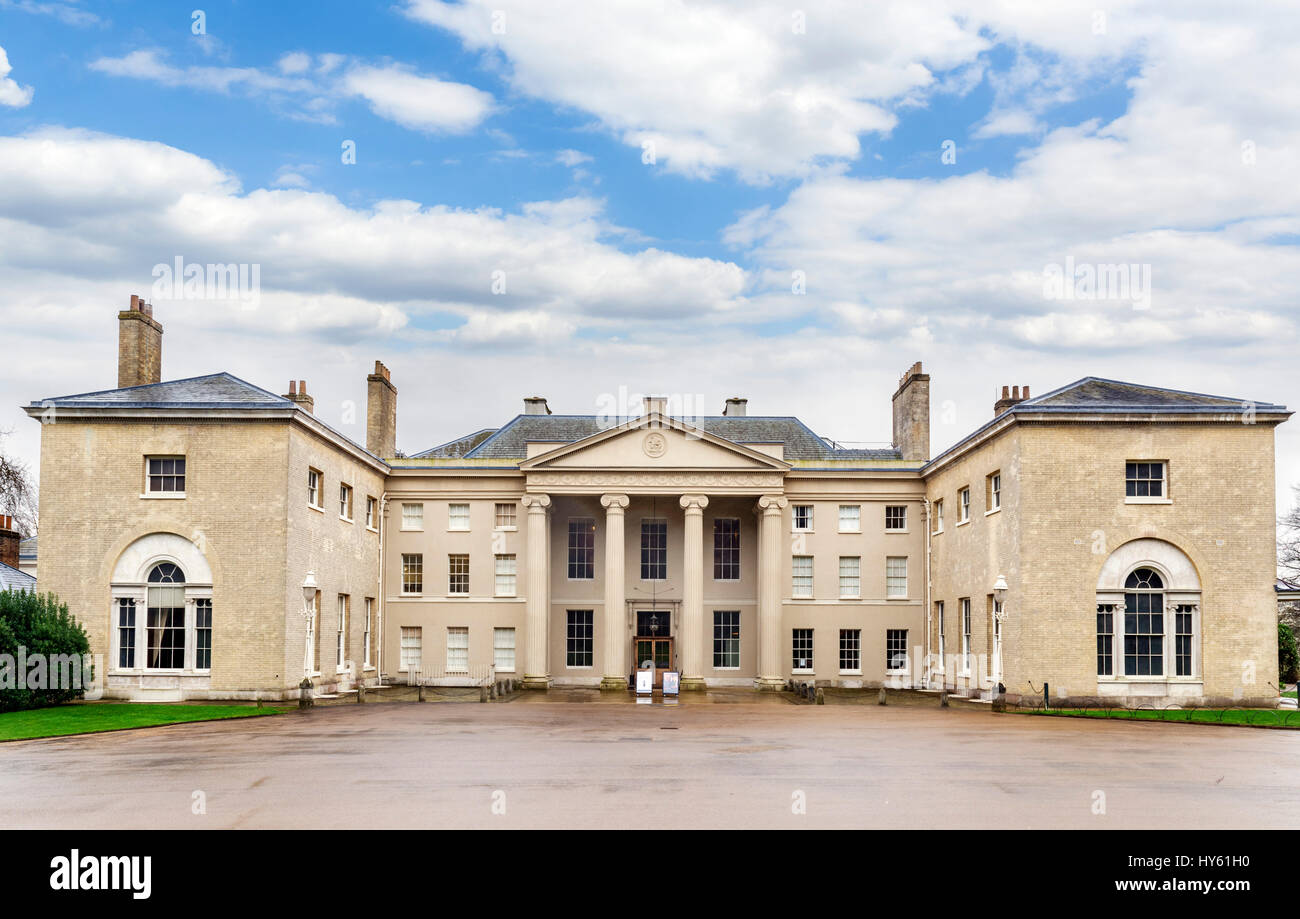 Kenwood House, Londra. Ingresso anteriore per Kenwood House, che subì modifiche importanti dall'architetto Robert Adam, Hampstead, Londra, Inghilterra, Regno Unito. Foto Stock