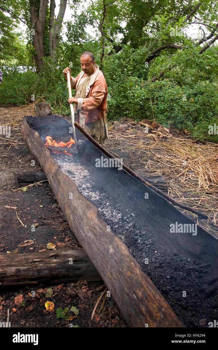 Dimostrare l'arte della realizzazione di canoe nell'accampamento dei nativi americani a Plymouth Plantation Plymouth, Massachusetts. Ora noto come Plimoth Pataxet Foto Stock