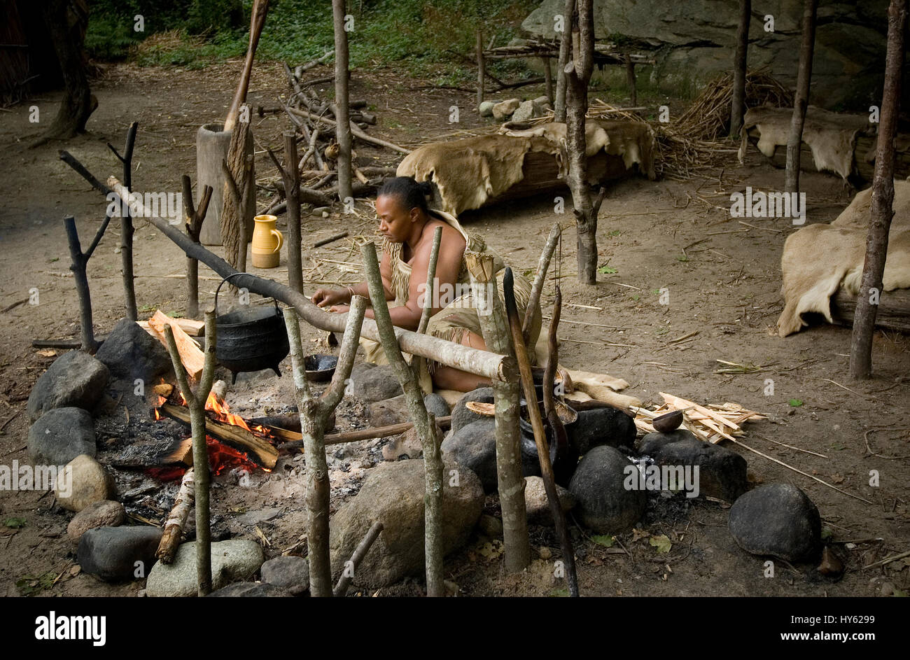Preparazione del cibo presso l'accampamento dei nativi americani a Plimoth Plantation, Plymouth, Massachusetts, ora noto come Plimoth Pataxet Foto Stock