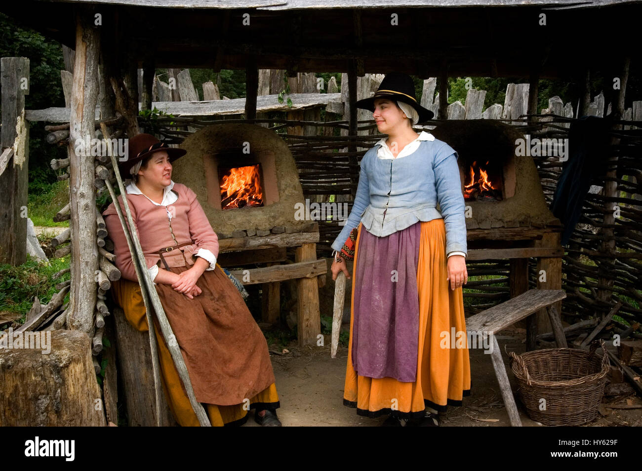 Donne in pellegrinaggio alla Plantation di Plimoth. (Rilasciato attraverso Plimoth Plantation), Plymouth, Massachusetts ora noto come Plimoth Pataxet Foto Stock