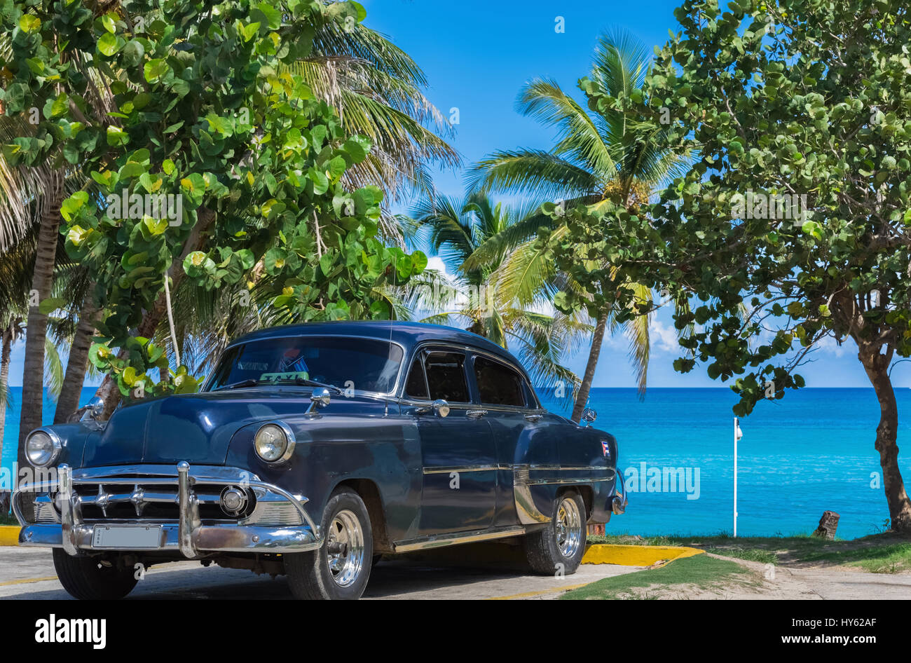 Vintage americano auto parcheggiate sulla spiaggia di Varadero Cuba - Serie Cuba Reportage Foto Stock