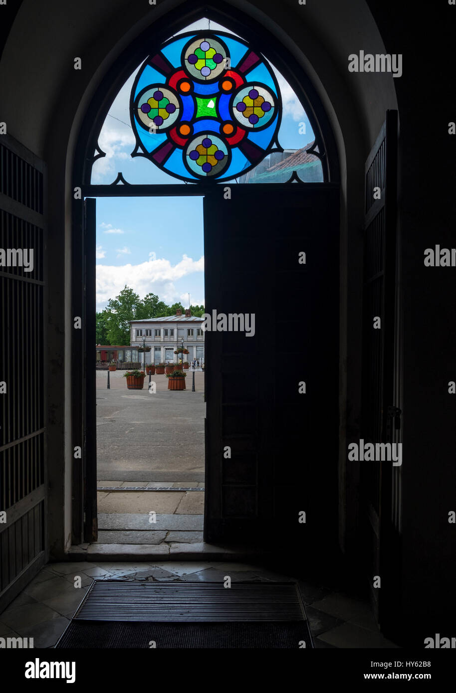 La lettonia, CESIS - circa giugno 2014: Vista di entrata e il vetro macchiato illustrazione della Chiesa di San Giovanni Evangelista in Cesis in Lettonia. Foto Stock