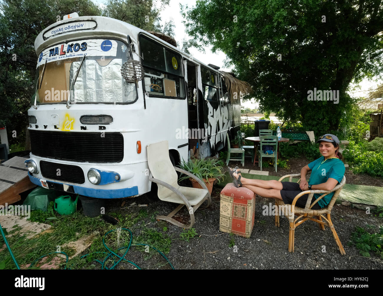 Backpacker Justine è di stare in un vecchio autobus in Paphos, Cipro. Il bus è stato fornito come un alloggio gratuito da un giovane cipriota al lettino surfers. Foto Stock