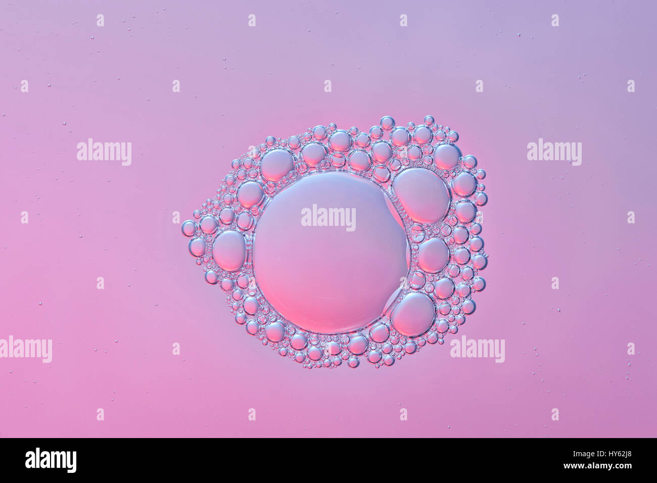 Abstract acqua superficie calma con bolle di aria sulla parte superiore Foto Stock