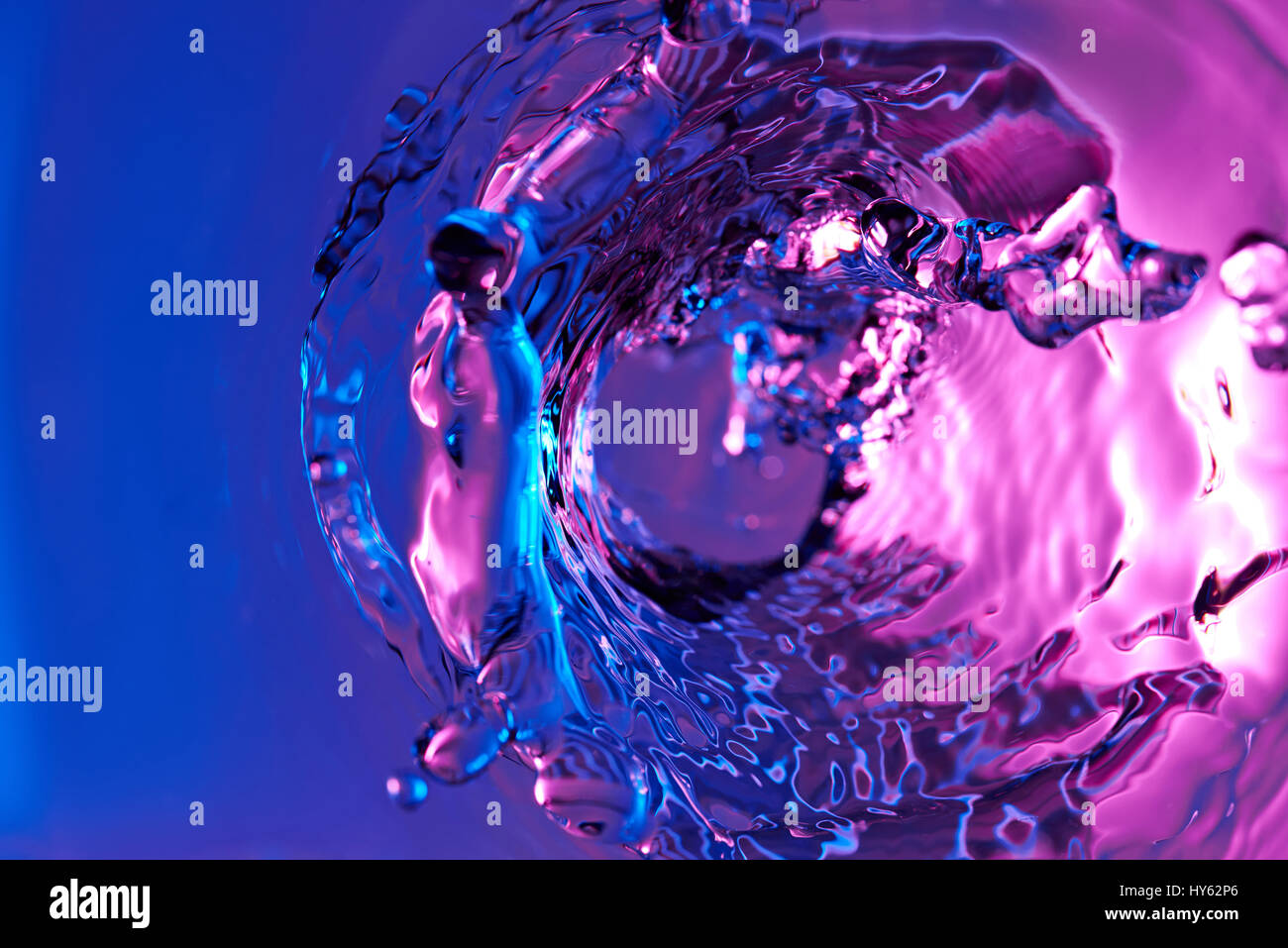 Abstract acqua la superficie ondulata dello sfondo. Liquido blu e rosa macro texture pulito Foto Stock