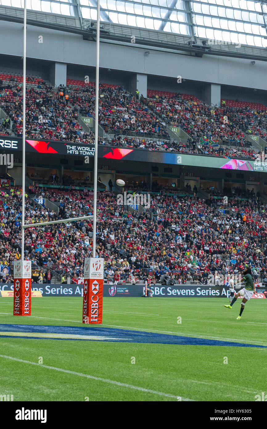 Giocatore di Rugby calci un convertire. Foto Stock