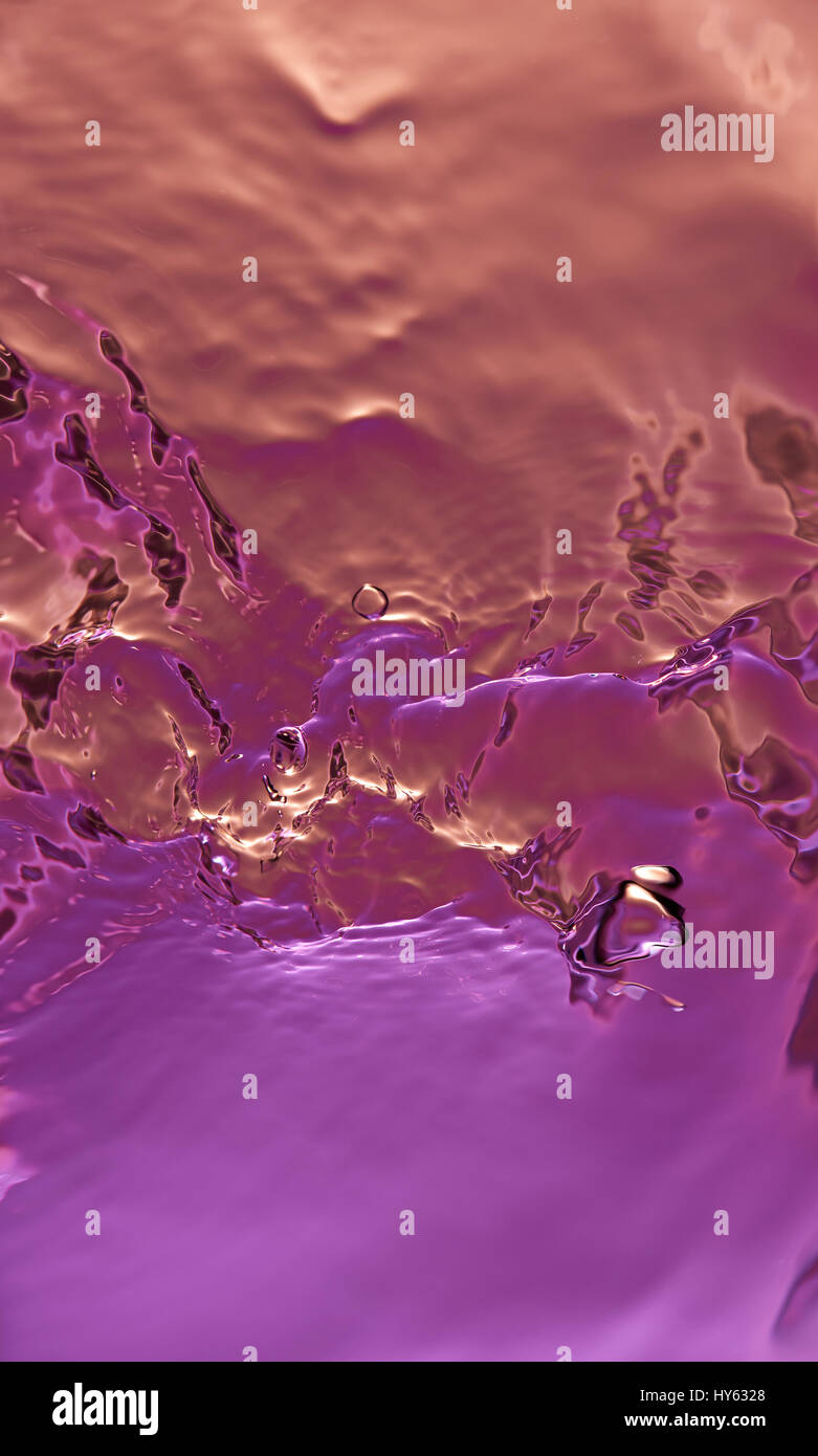 Stropicciata astratto sfondo d'acqua. Colorato di rosa chiaro olio liquido superficie vista superiore Foto Stock