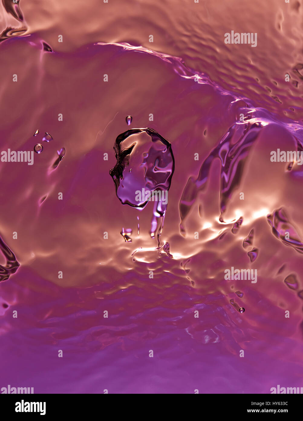 Rosso colorato spruzzi di acqua di superficie. Liquido forma astratta wallpaper Foto Stock