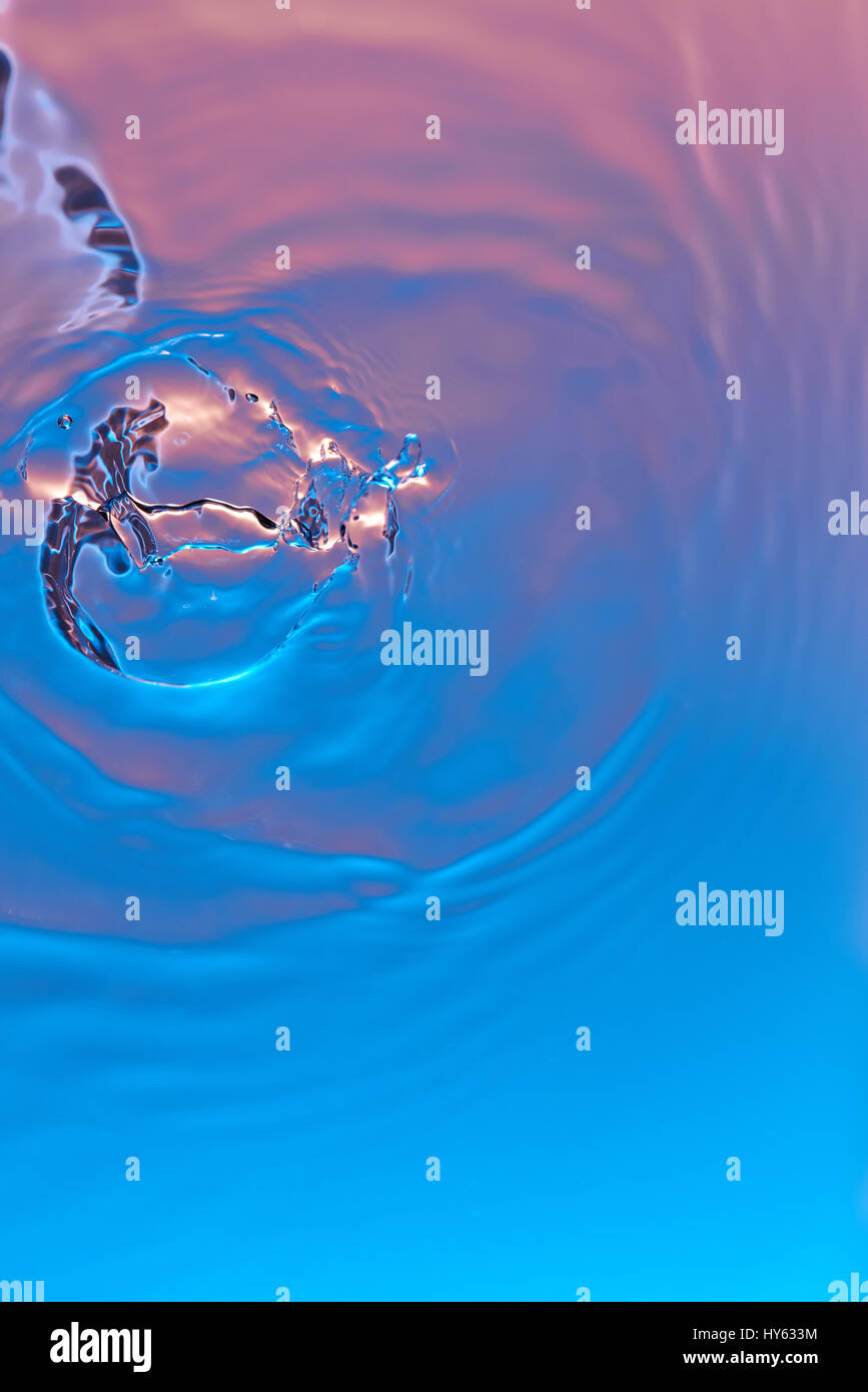Acqua colorata splash sfondo. Abstract acqua splash sfondo colorato Foto Stock