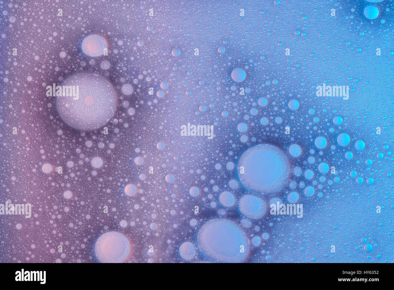 Abstract acqua bolla viola sfondo. Differente forma bolle nella schiuma di acqua Foto Stock