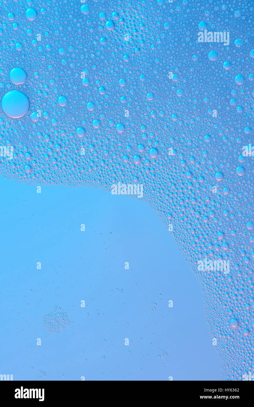 L'acqua con la schiuma di sfondo blu. Abstract texture liquida Foto Stock
