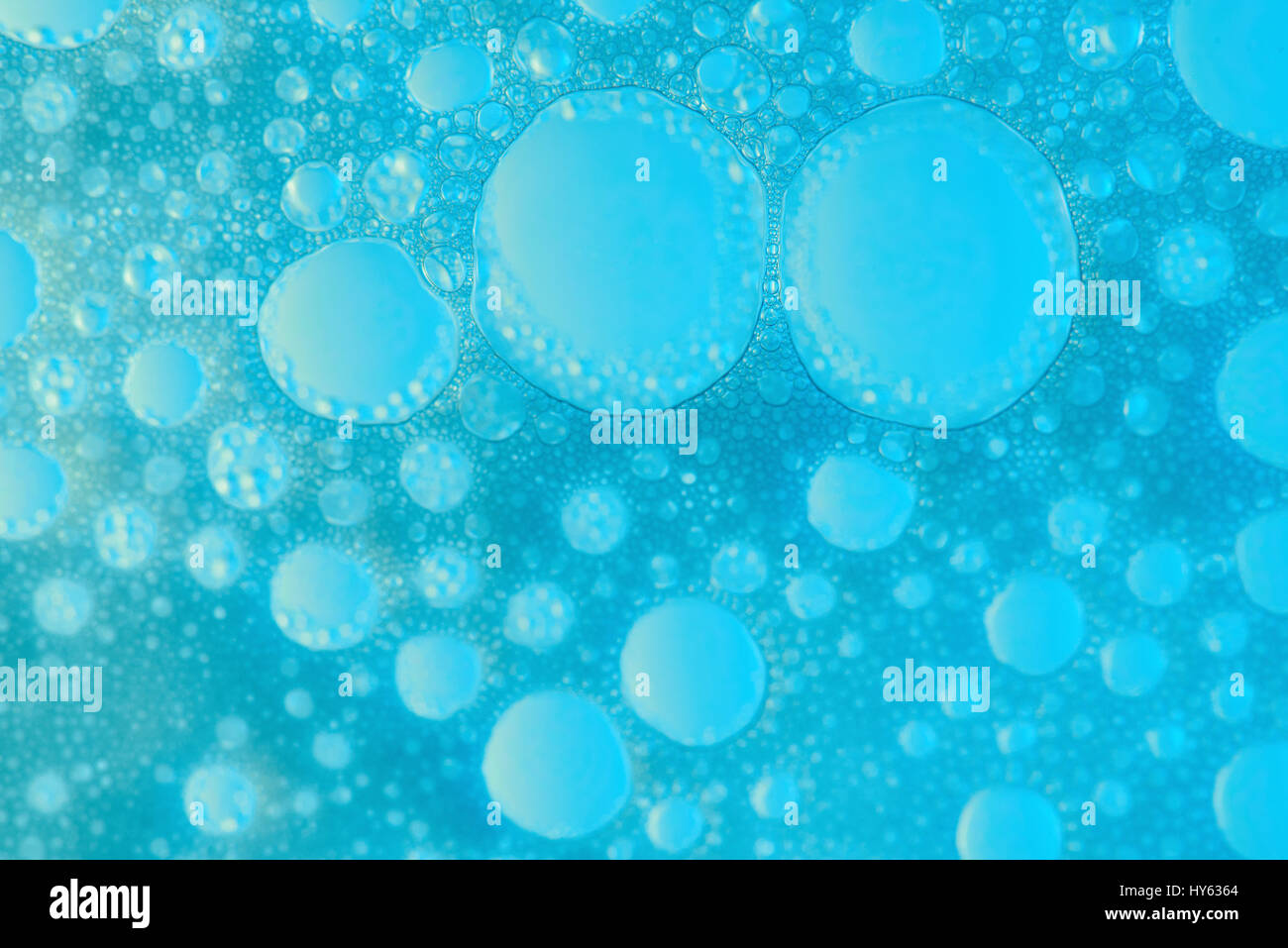 Bolle di acqua sfondo blu closeup. Abstract texture di schiuma Foto Stock