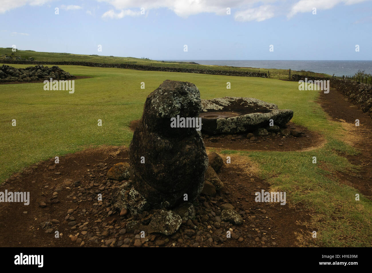 Un marcatore di pietra sorge accanto a un altare a Mookini Heiau sull'isola di Hawaii, una zona venerata dal popolo di Hawaiian. Foto Stock