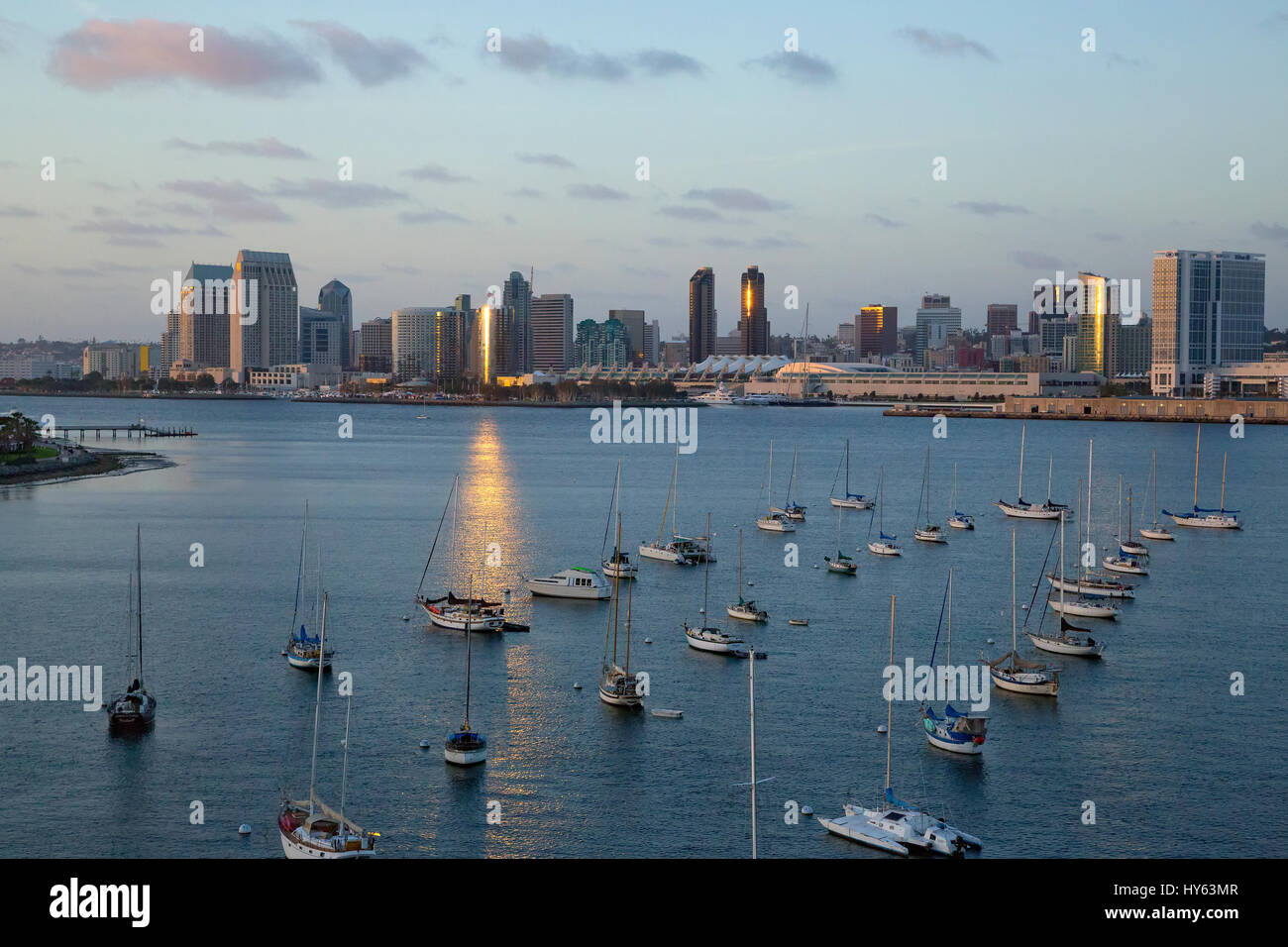 Vista del centro cittadino di San Diego dal ponte di Coronado, California Foto Stock