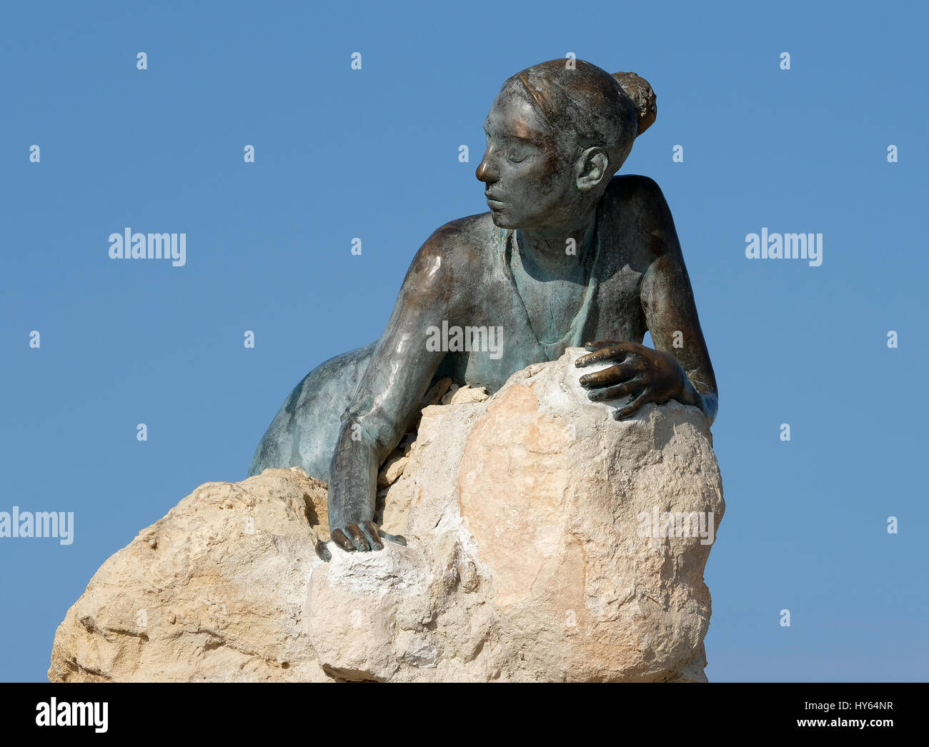 "Sol Alter" da Giota Ioannidou, questa scultura o statua si siede accanto alla Paphos sentiero costiero vicino a Paphos Fort a Stock Foto "Sol Alter" da giota Foto Stock